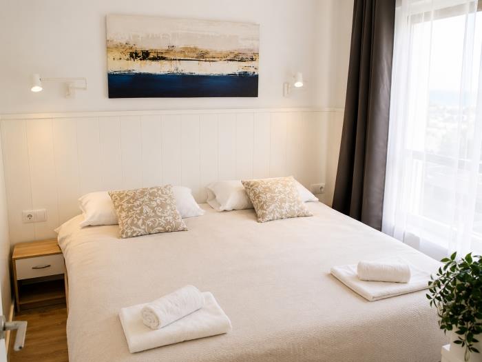 Dormitorio moderno y luminoso con cama doble y ambiente acogedor para descansar.