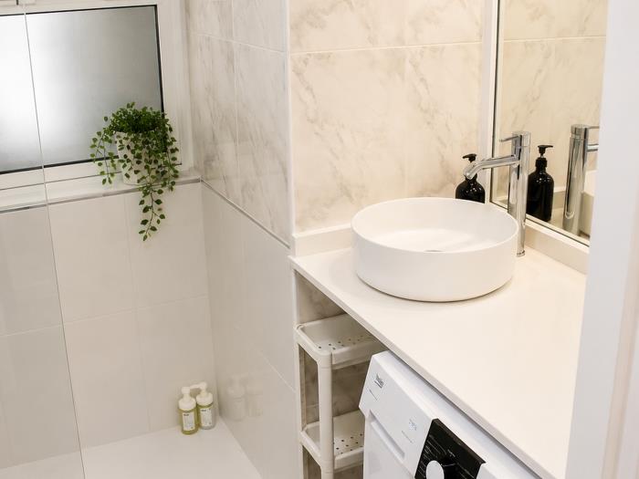Baño moderno con lavabo elegante, diseño minimalista y espacio funcional para mayor comodidad.