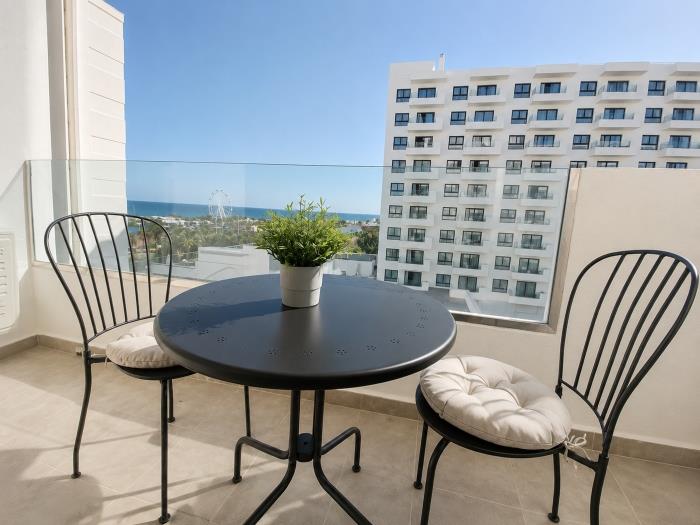 Terraza privada con zona exterior, luz natural y ambiente relajante cerca de la playa.