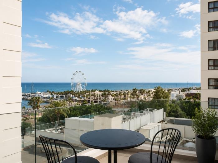 Terraza privada con vistas al mar, zona exterior y ambiente relajante cerca de la playa.