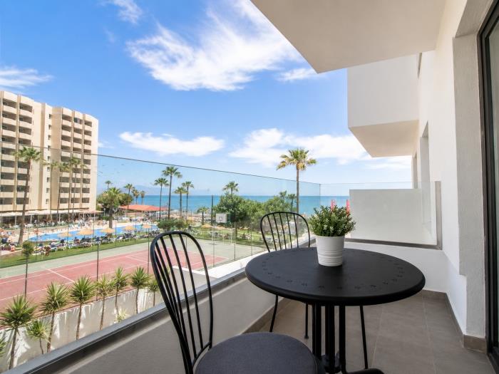 Terraza privada con vistas al mar, zona exterior y ambiente relajante cerca de la playa.