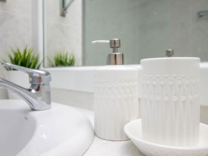 Detalles de baño moderno con acabados elegantes y diseño minimalista para mayor comodidad.