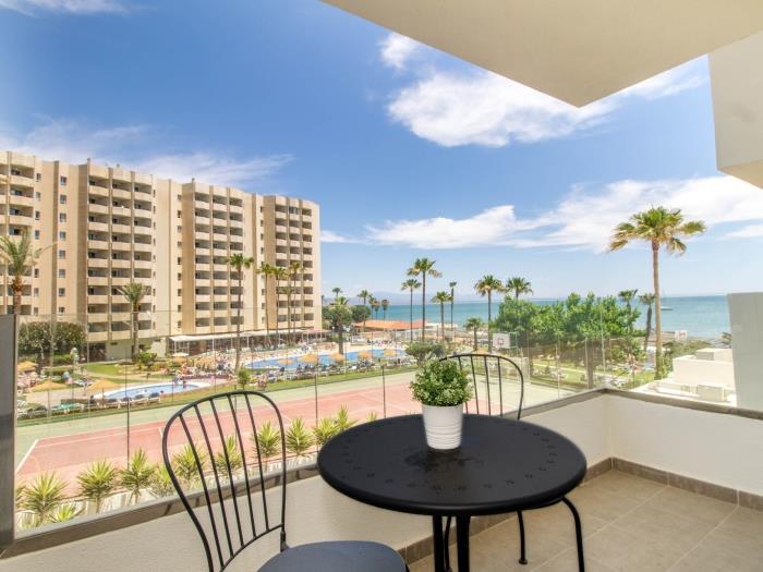 Terraza privada con vistas al mar, zona exterior y ambiente relajante cerca de la playa.