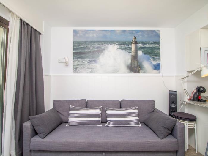 Zona de estar moderna y acogedora con decoración elegante cerca de la playa.