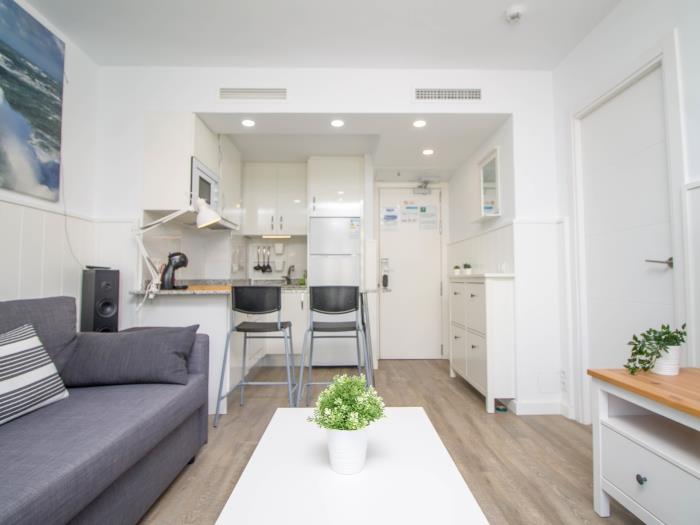 Apartamento moderno y luminoso con cocina equipada y salón acogedor cerca de la playa.