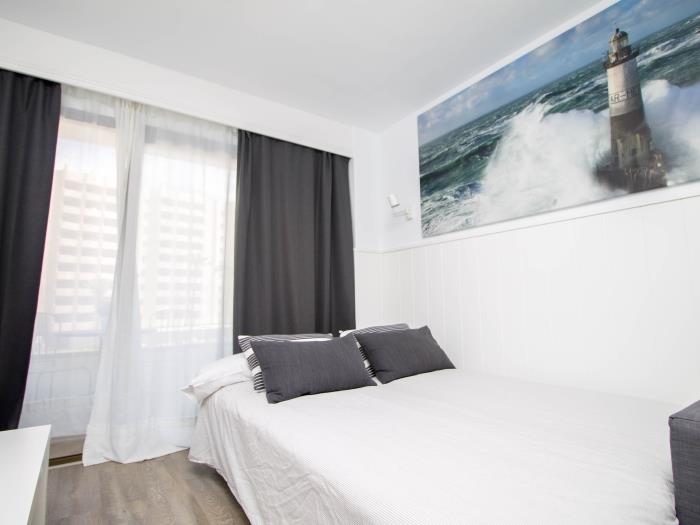 Dormitorio moderno y luminoso con decoración elegante y ambiente relajante cerca de la playa.