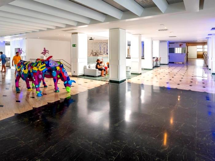 Lobby moderno y amplio con decoración elegante y acceso cómodo cerca de la playa.