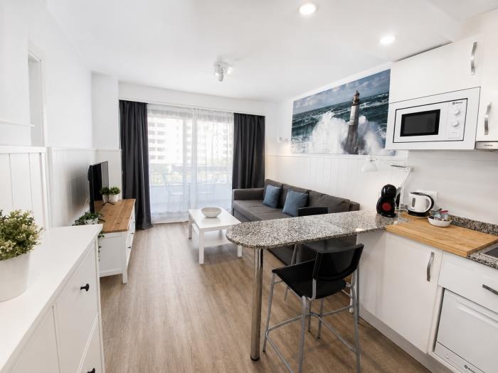 Apartamento moderno y luminoso con cocina equipada, salón acogedor y diseño elegante.