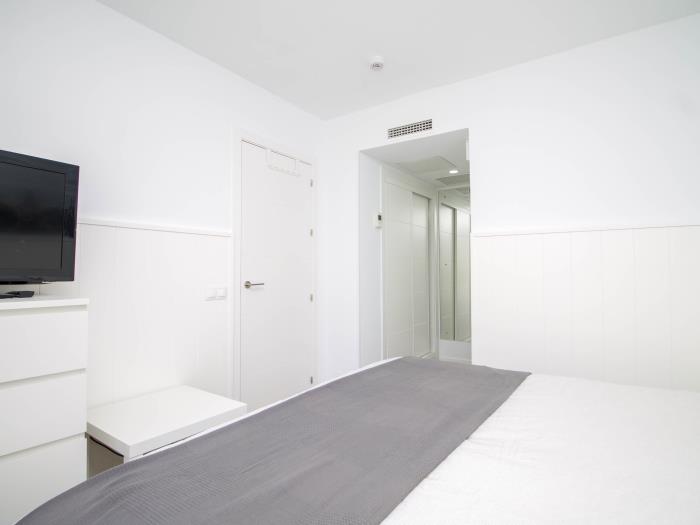 Dormitorio moderno y luminoso con diseño minimalista y ambiente relajante cerca de la playa.