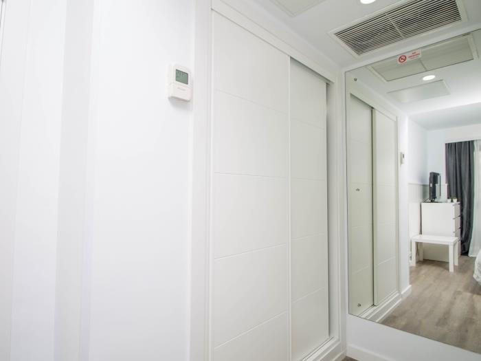Pasillo moderno y luminoso con diseño minimalista y ambiente elegante cerca de la playa.