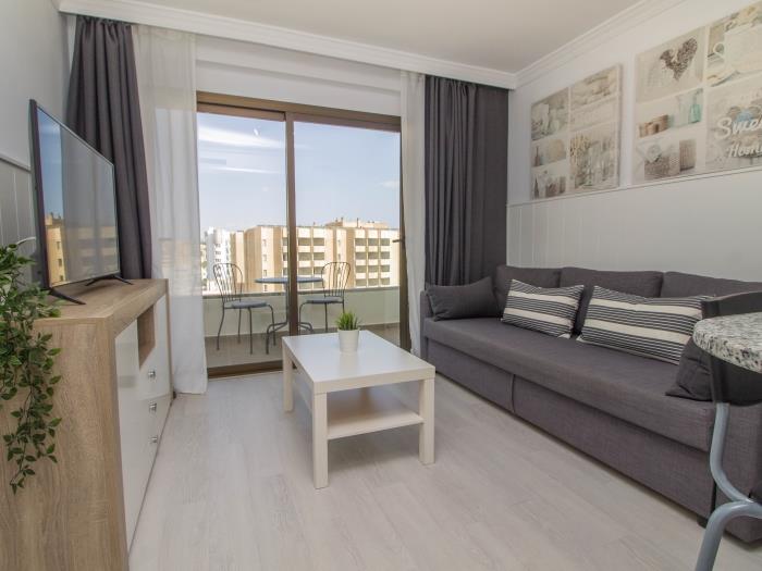 Salón moderno con terraza privada, luz natural y ambiente relajante cerca de la playa.