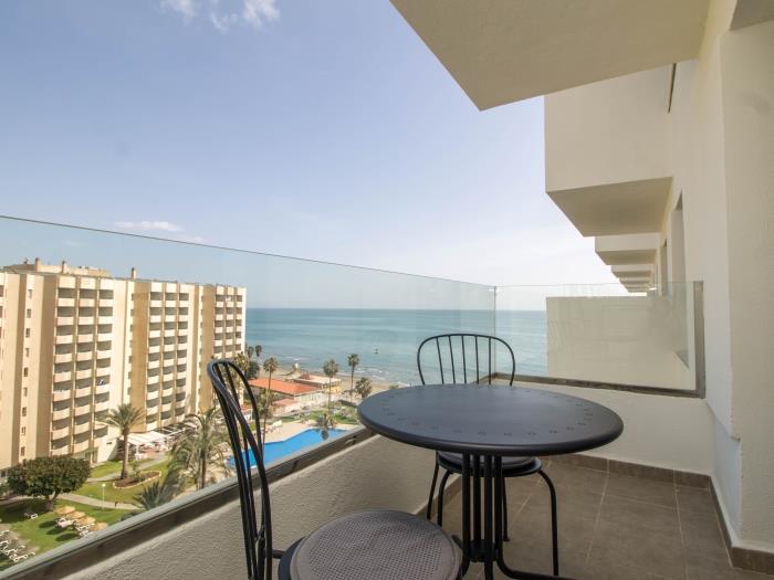 Terraza privada con vistas panorámicas al mar, zona exterior y ambiente relajante.
