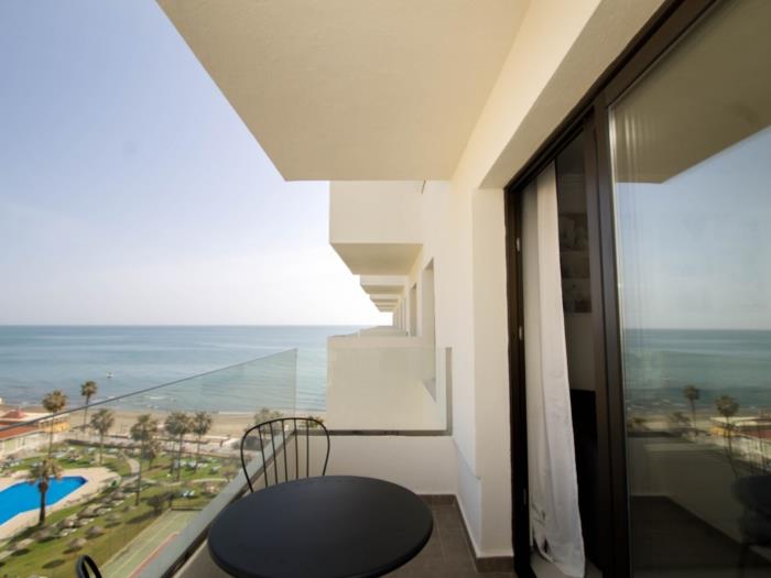 Terraza privada con vistas panorámicas al mar, zona exterior y ambiente relajante.