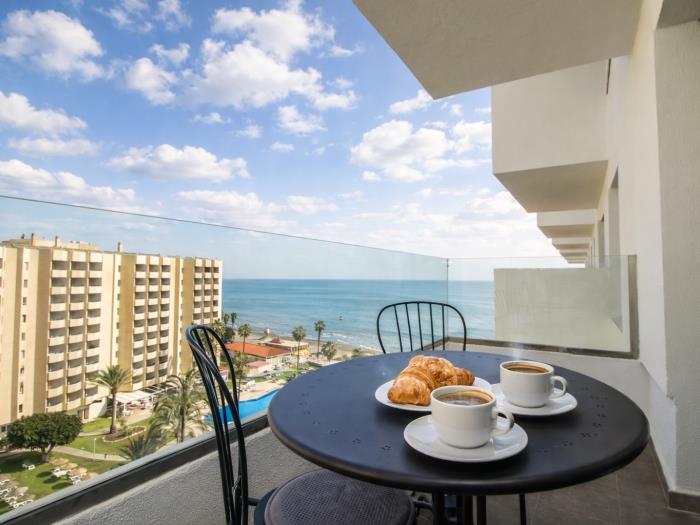 Terraza privada con vistas panorámicas al mar, zona exterior y ambiente relajante.