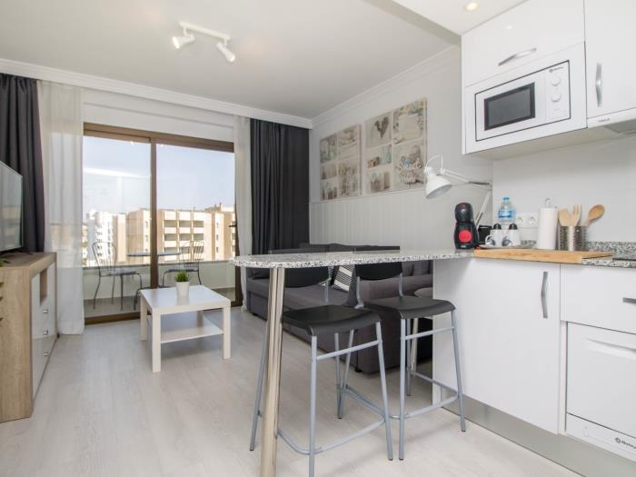 Apartamento moderno y luminoso con cocina equipada, zona comedor y ambiente relajante.