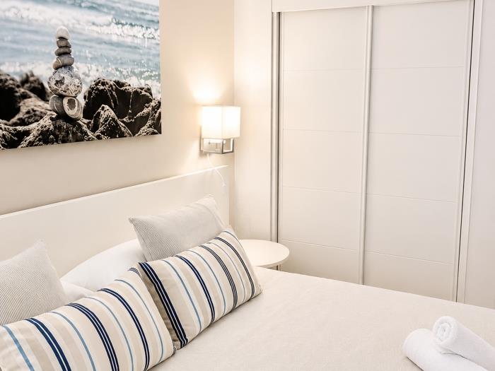 Dormitorio moderno y luminoso con decoración elegante y ambiente acogedor para descansar.