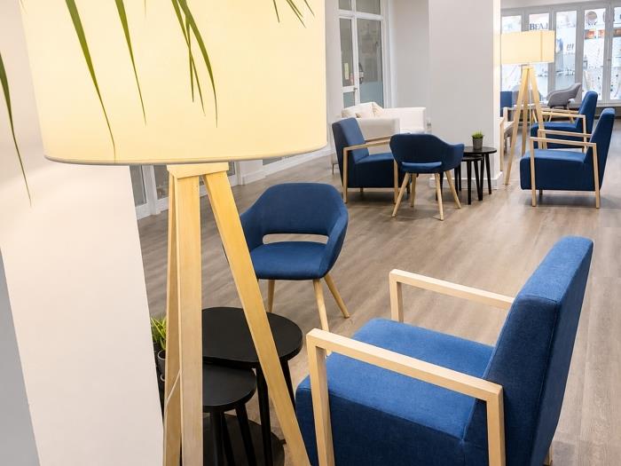 Zona lounge moderna con decoración elegante, asientos cómodos y ambiente relajante.