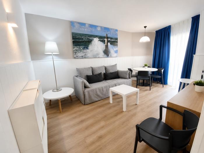 Apartamento moderno y luminoso con salón acogedor y decoración elegante cerca de la playa.