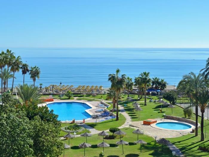 Apartamento con vistas al mar, piscinas y jardines tropicales en primera línea de playa.