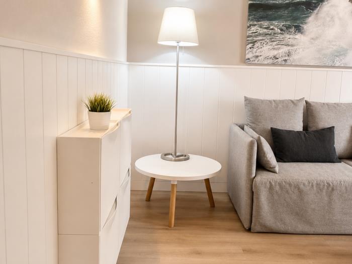 Zona de estar moderna y acogedora con decoración elegante cerca de la playa.
