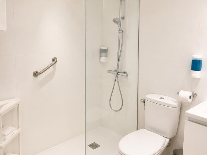 Baño moderno con ducha amplia, diseño minimalista y espacio funcional para mayor comodidad.