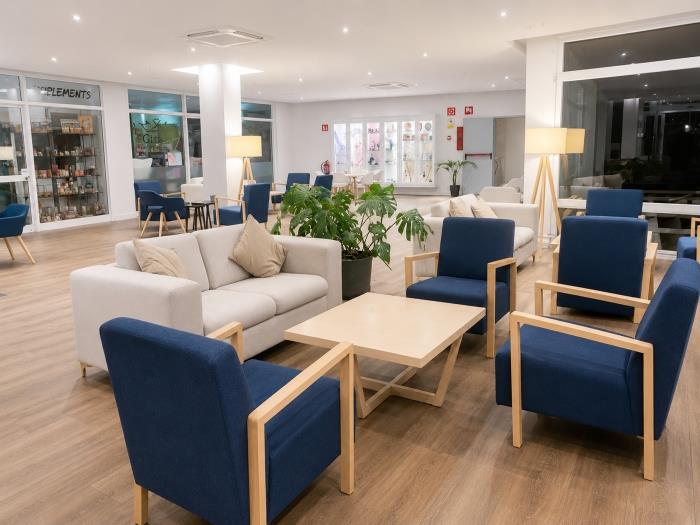 Zona lounge moderna con decoración elegante, asientos cómodos y ambiente relajante.