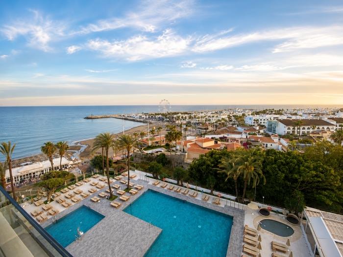 Vistas panorámicas al mar con piscina, palmeras y espectaculares atardeceres.