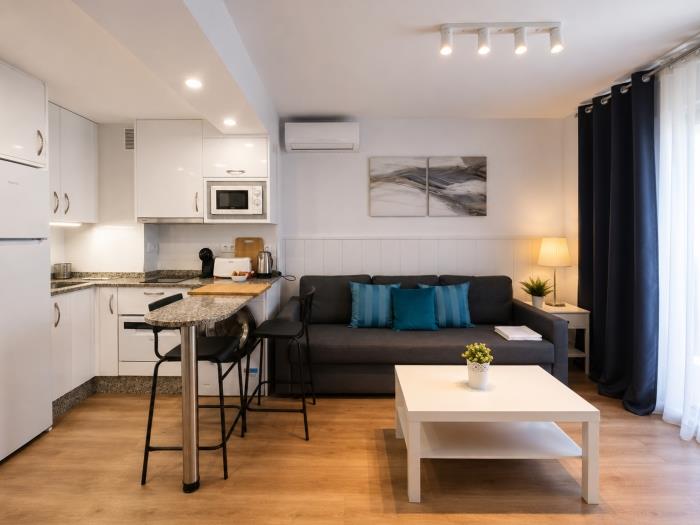 Apartamento moderno con cocina equipada, salón acogedor y diseño elegante cerca de la playa.