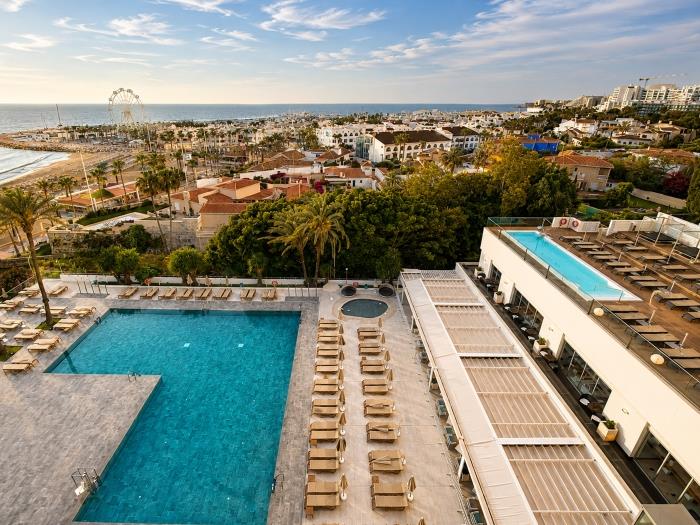 Vistas panorámicas al mar con piscina, hamacas y espectaculares atardeceres.