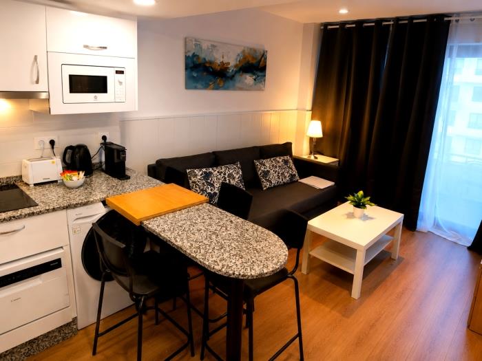 Modern apartment with equipped kitchen, cozy living area and elegant atmosphere near the beach.