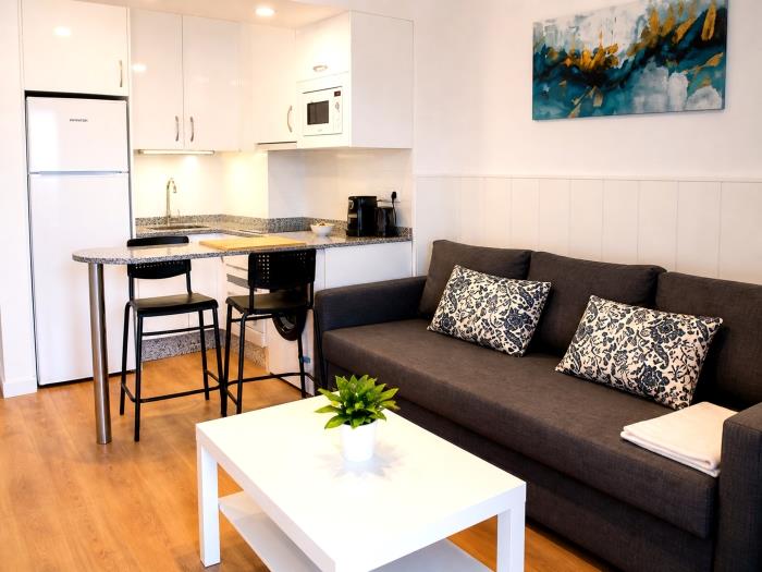 Modern apartment with equipped kitchen, cozy living area and relaxing atmosphere near the beach.